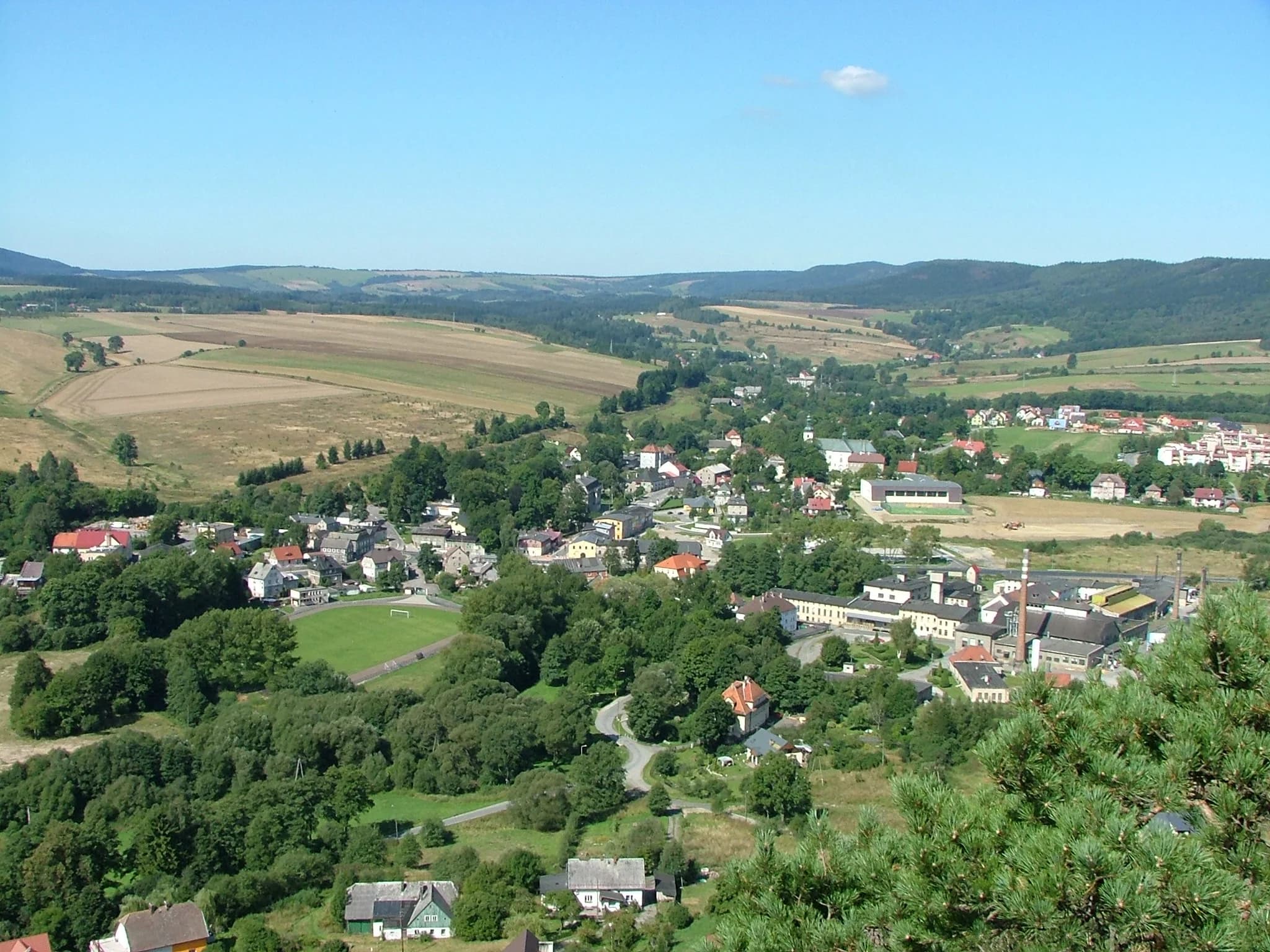 Panorama Szczytnej na Dolnym Śląsku, gdzie Irena Santor uczyła się zdobienia szkła