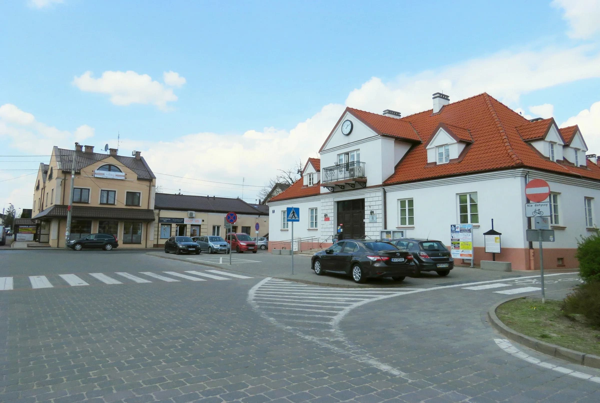 Plac Józefa Poniatowskiego w Nadarzynie, gdzie Irena Wiśniewska zatrzymywała się przed próbami spotkania z Mazowszem
