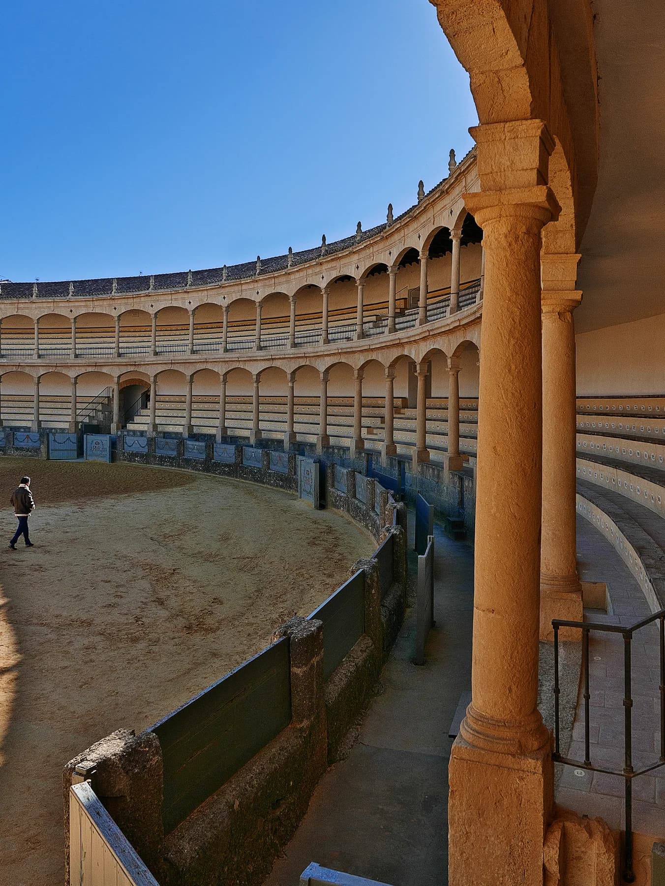 Real Maestranza de Caballería de Ronda . Plaza de toros construida por José Martín de Aldehuela .