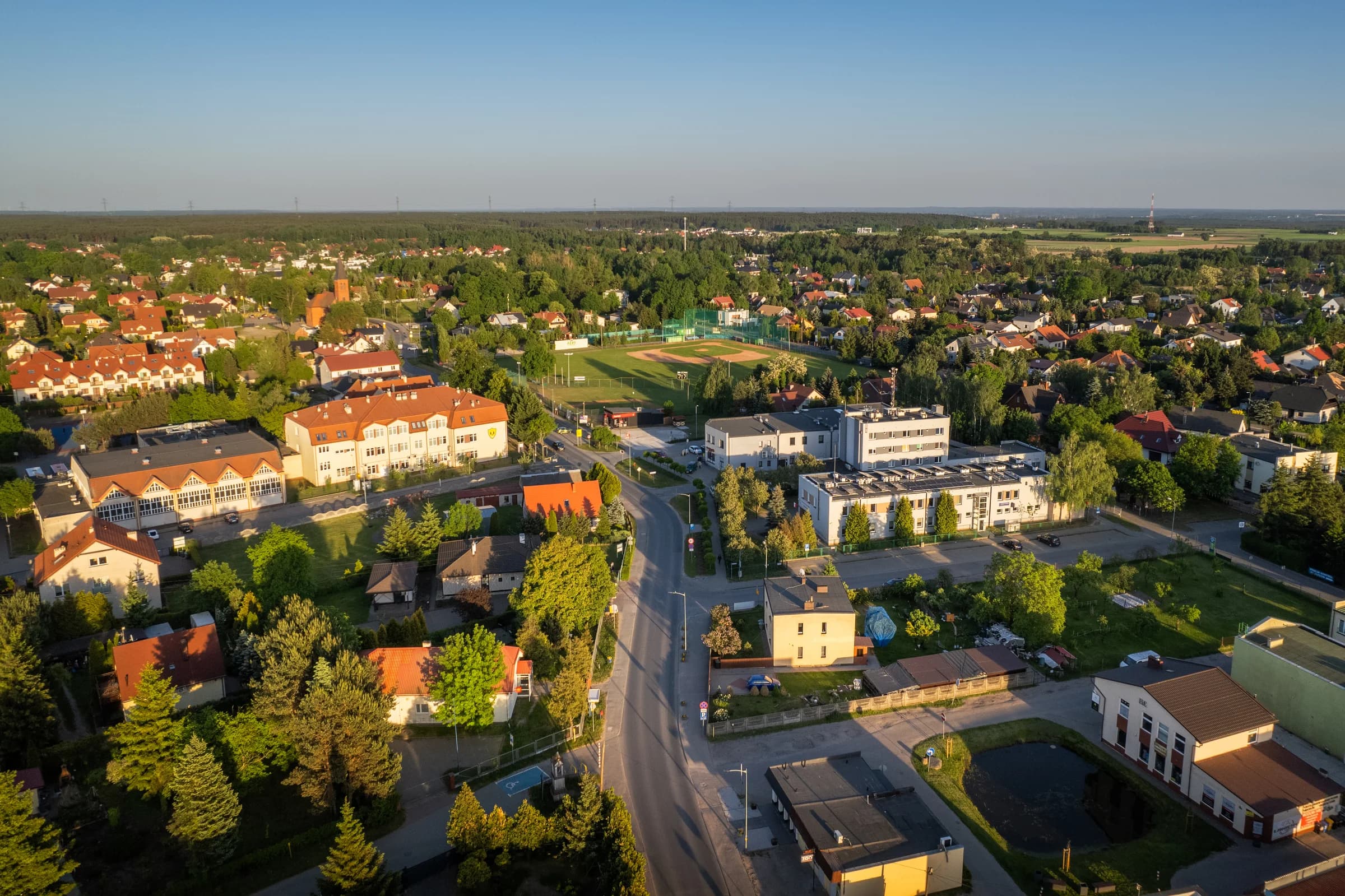 Współczesne Osielsko, panorama wzdłuż ulicy Centralnej w maju 2024 roku.