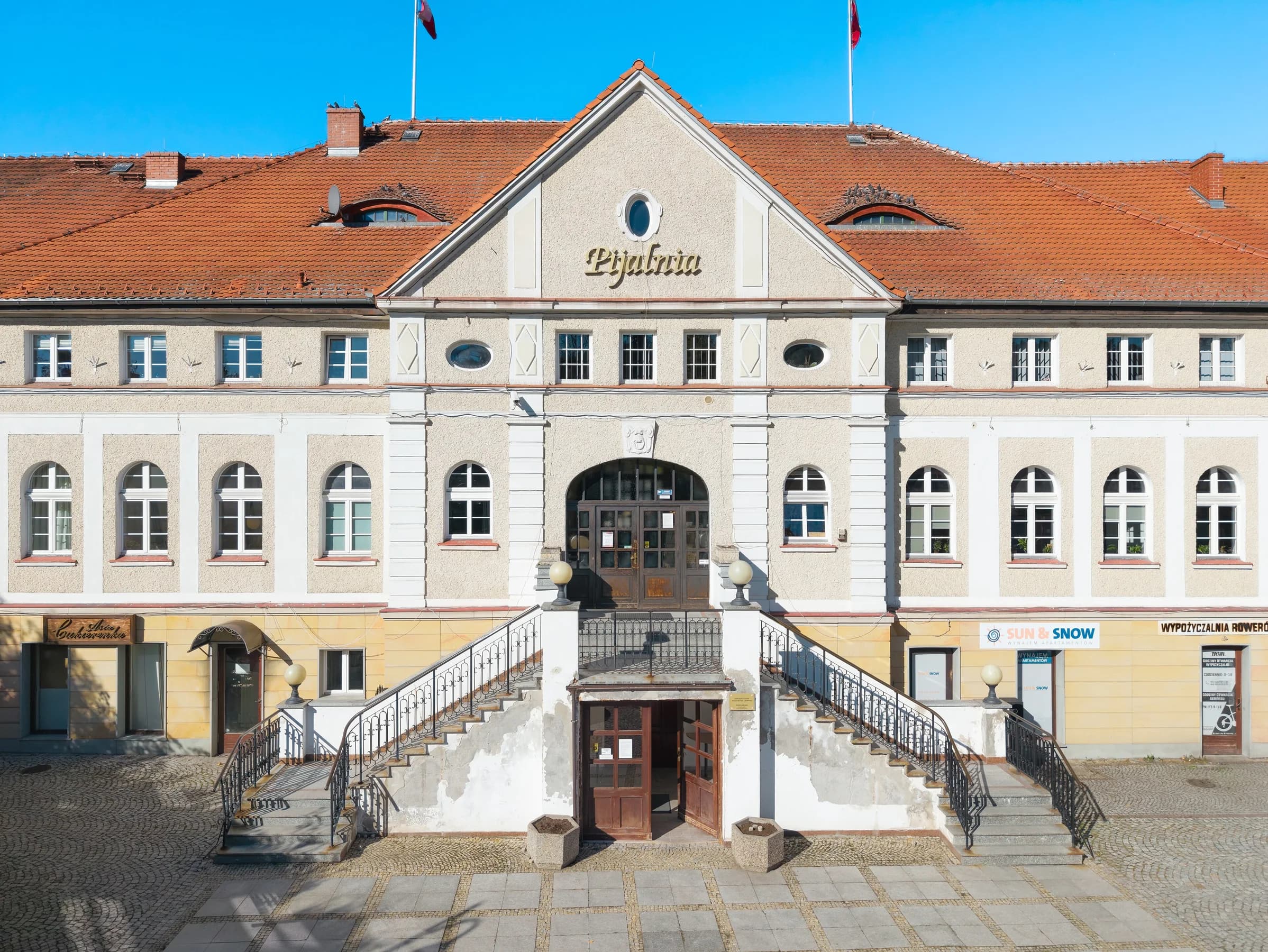 Współczesny Dom Zdrojowy w Polanicy-Zdroju, widok uzdrowiska, w którym odbyło się przesłuchanie Ireny Santor; dokładny budynek spotkania nie jest znany