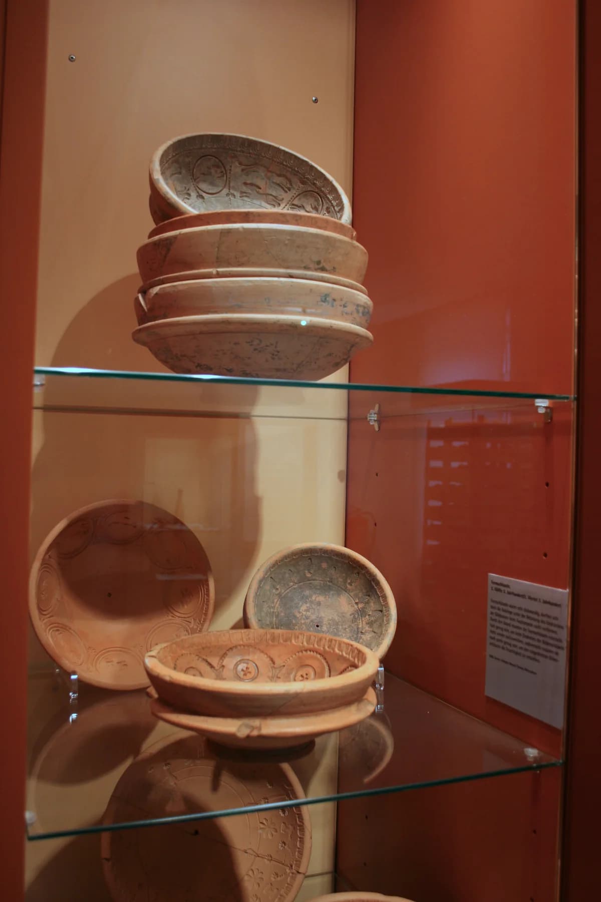 Formy do wyrobu terra sigillata w muzeum w Rheinzabern, 2007 r. Przykład miejscowej produkcji; nie jest to misa znaleziona w Sadłowie ani fotografia pieców.
