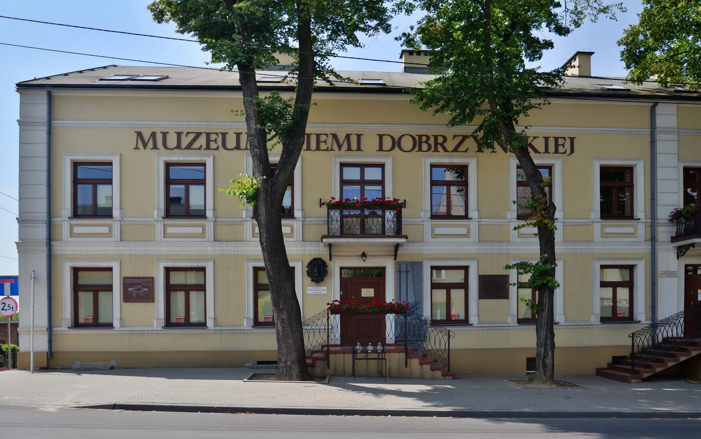 Muzeum Ziemi Dobrzyńskiej w Rypinie, 2015 r. Fasada instytucji prowadzącej badania, nie fotografia zabytków z Sadłowa.